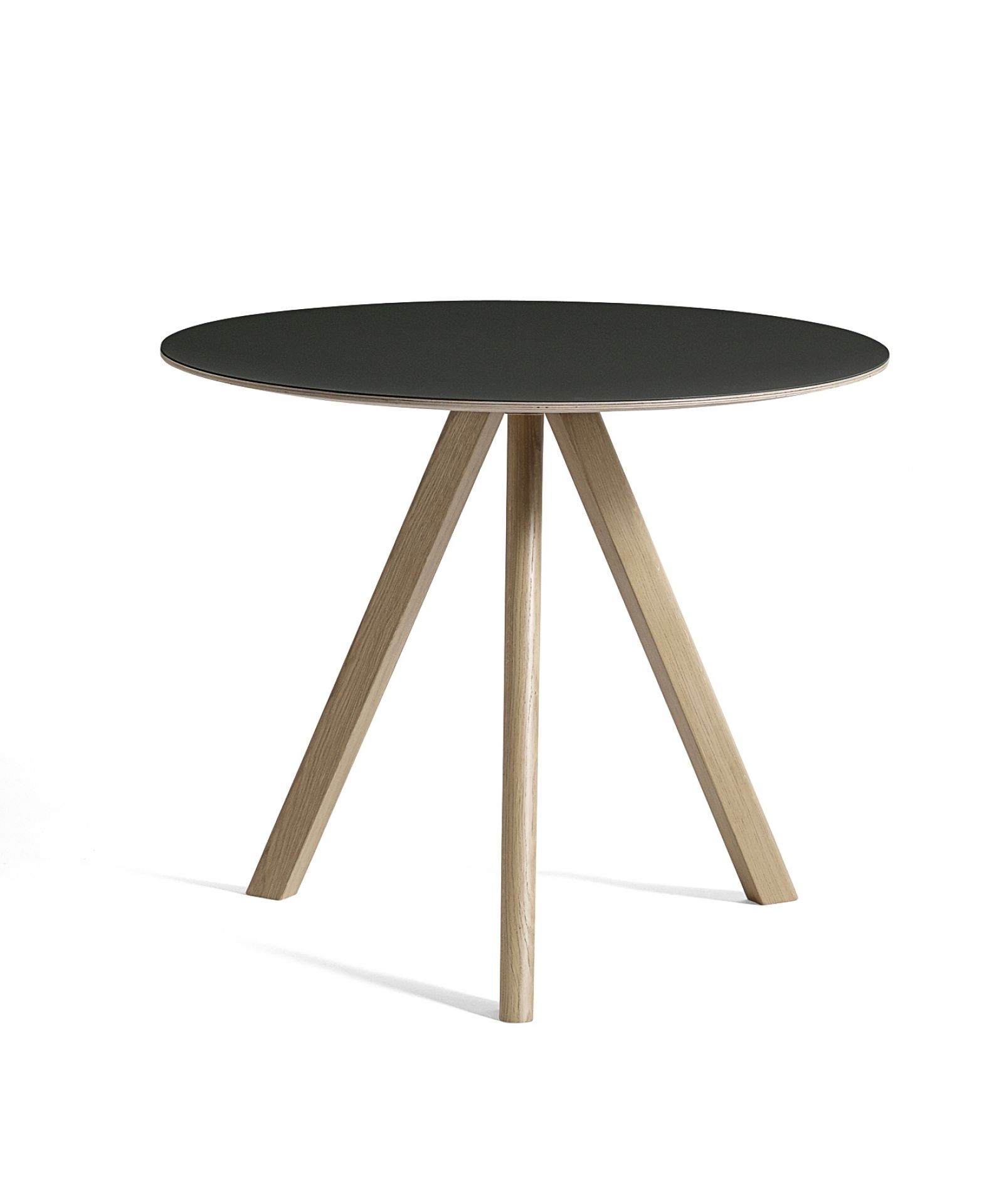 Copenhague Table CPH 20 von Hay: Runder Tisch mit schwarzer Tischplatte und Holzgestell.